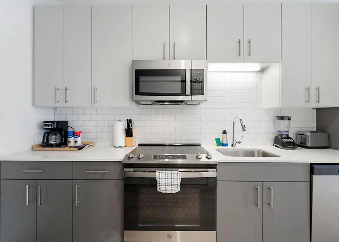High-rise 4br W Views Comfort & Space Chicago