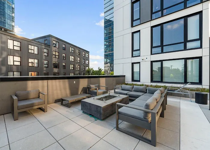 High-rise 4br W Views Comfort & Space *