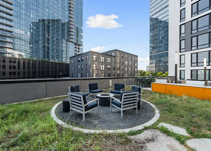 High-rise 4br W Views Comfort & Space Hotel