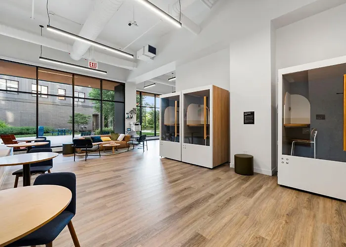 High-rise 4br W Views Comfort & Space *