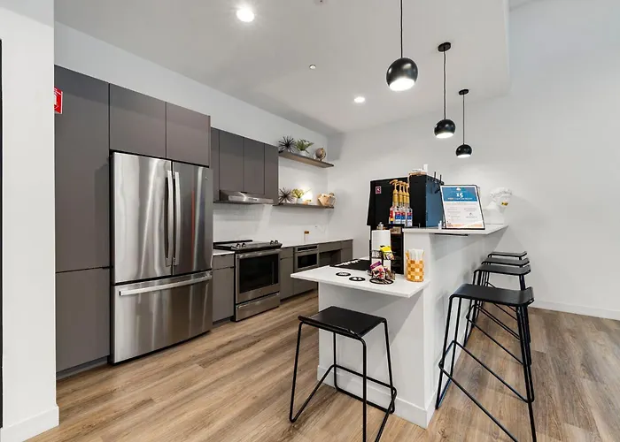 High-rise 4br W Views Comfort & Space *