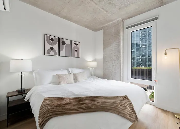 High-rise 4br W Views Comfort & Space *