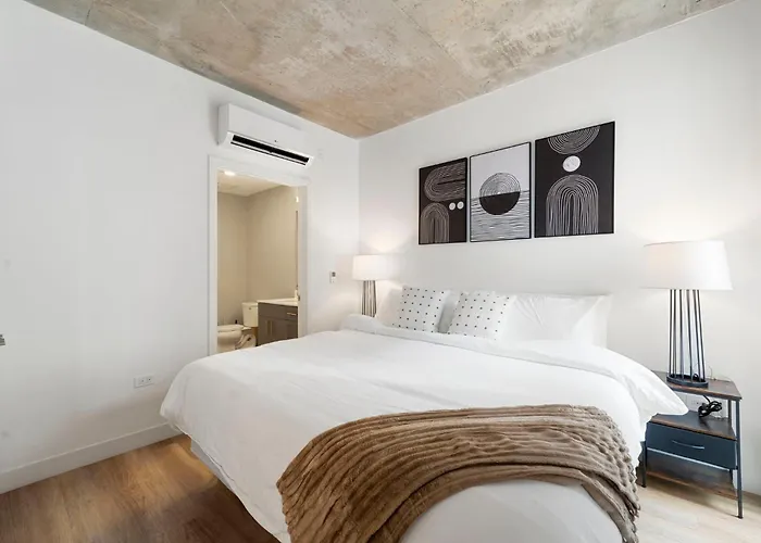 Hotel High-rise 4br W Views Comfort & Space Chicago