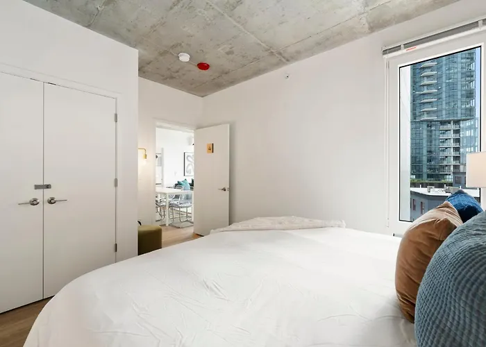 High-rise 4br W Views Comfort & Space *