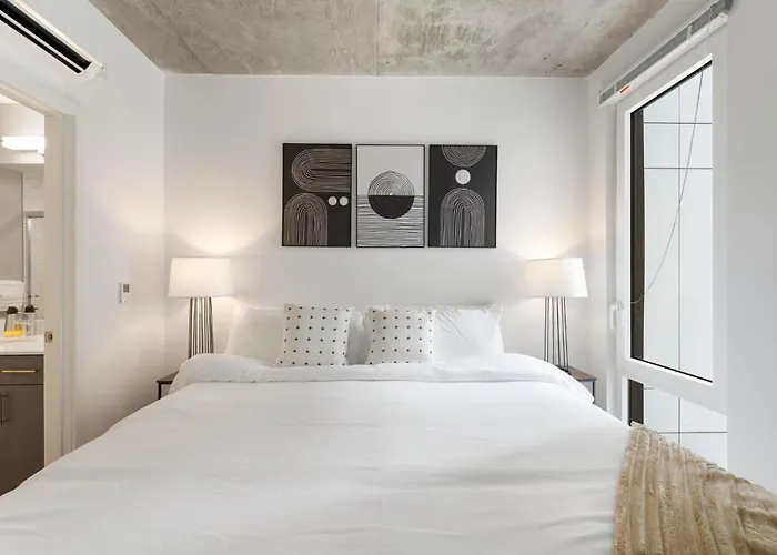 High-rise 4br W Views Comfort & Space Chicago