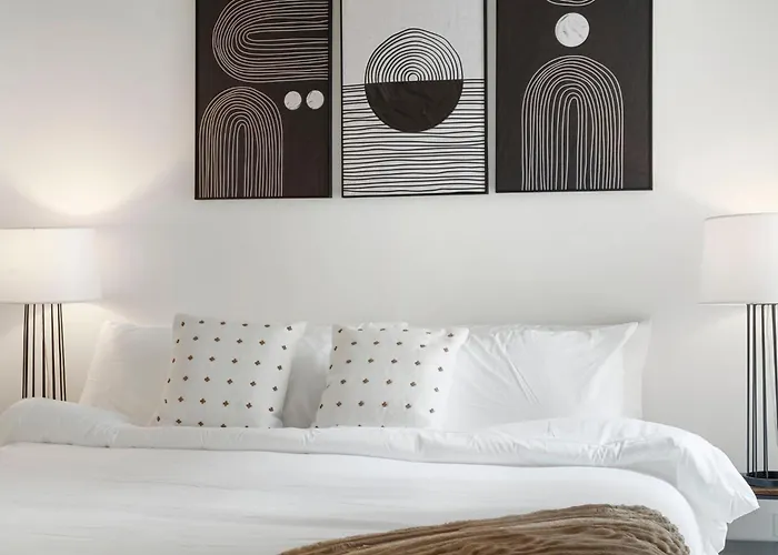 Hotel High-rise 4br W Views Comfort & Space Chicago