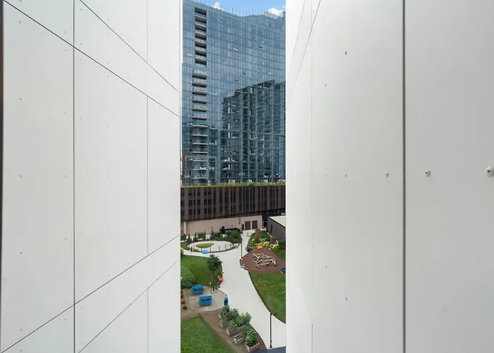 Hotel High-rise 4br W Views Comfort & Space Chicago