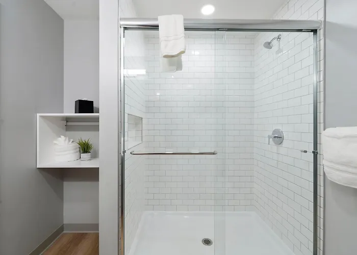 High-rise 4br W Views Comfort & Space *